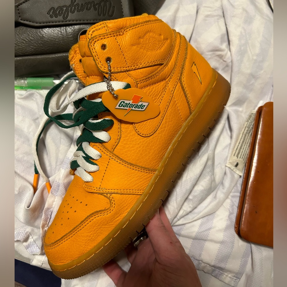 Brand new special edition Gatorade air Jordan’s size 7youth